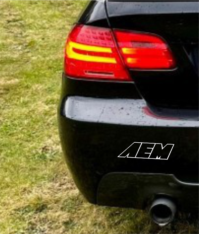 Autocolante “AEM” – Estilo Racing e Impacto Visual