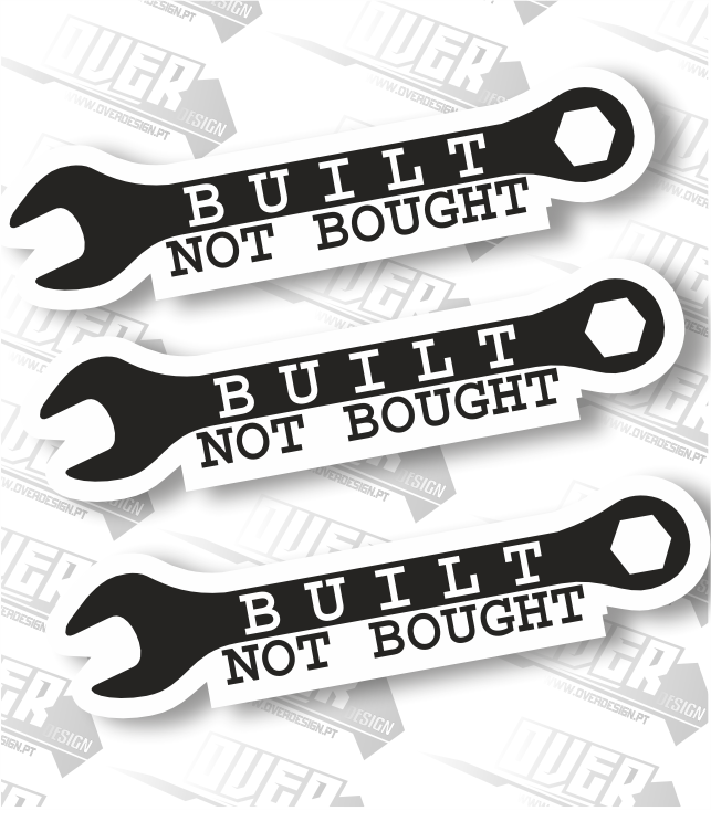 Autocolante “BUILT NOT BOUGHT” – Orgulho de Quem Mete as Mãos na Massa 🔧🔥