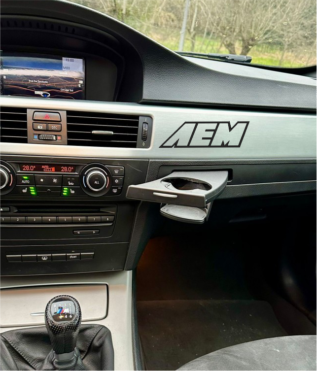 Autocolante “AEM” – Estilo Racing e Impacto Visual